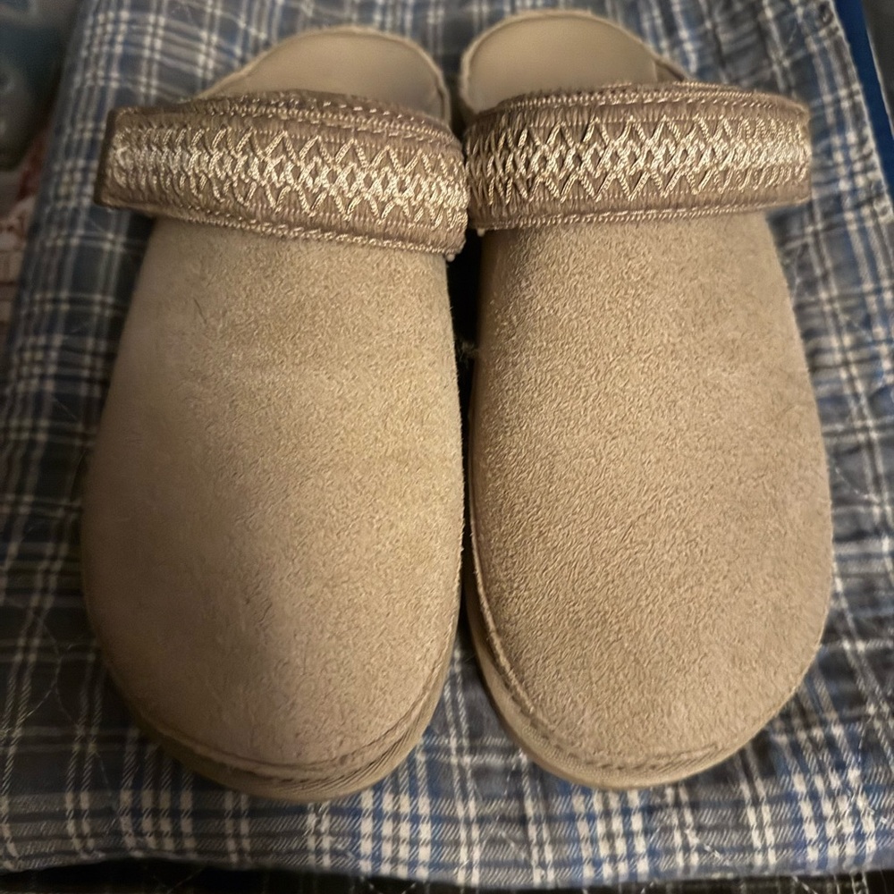 Tan Suede Slip-On Shoes
UGG women’s size 8